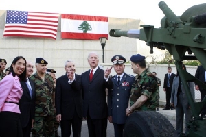 Viceprezident Biden a americké dary libanonské armádě.